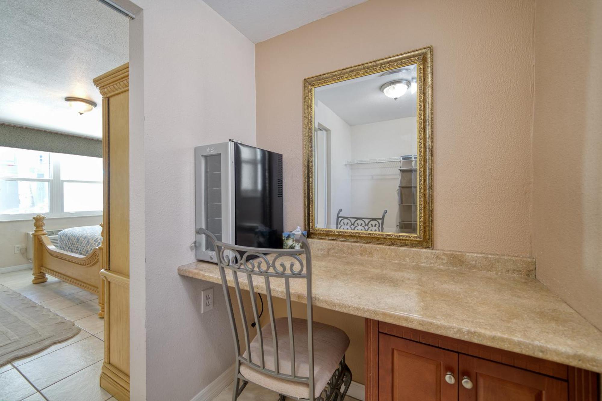 Camelot Beach Suites Clearwater Beach Exterior photo