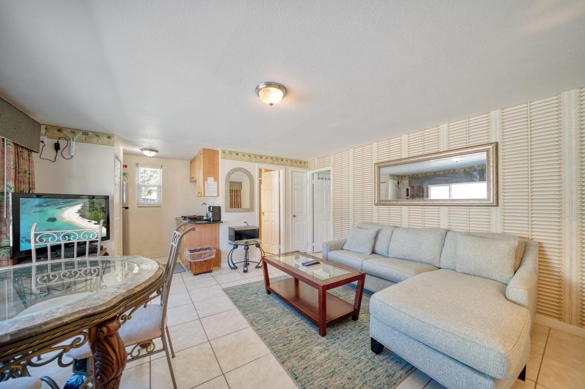 Camelot Beach Suites Clearwater Beach Exterior photo