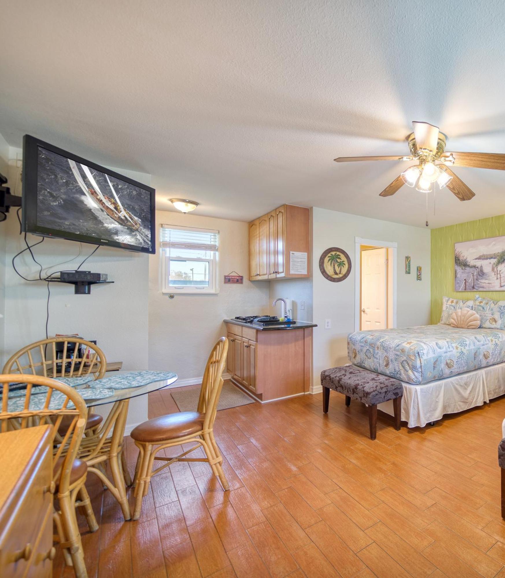 Camelot Beach Suites Clearwater Beach Exterior photo
