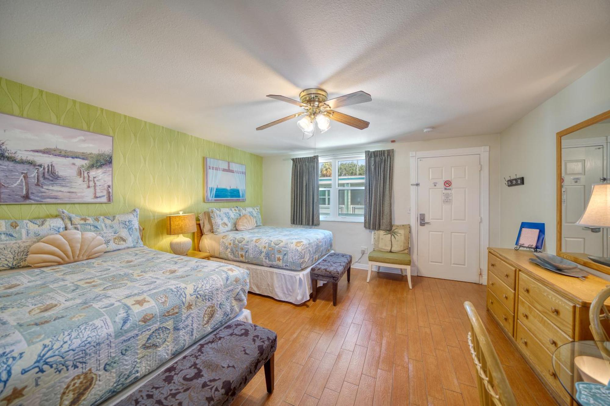 Camelot Beach Suites Clearwater Beach Exterior photo
