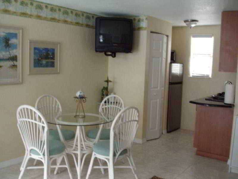 Camelot Beach Suites Clearwater Beach Exterior photo