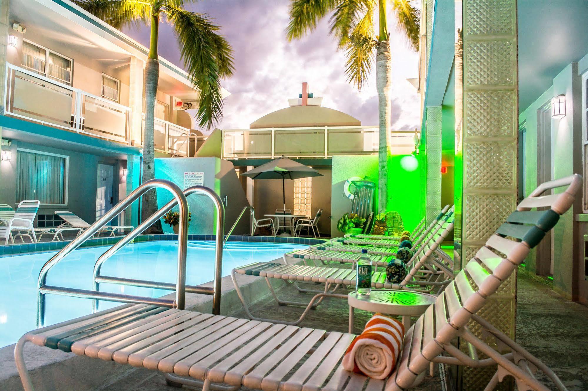 Camelot Beach Suites Clearwater Beach Exterior photo