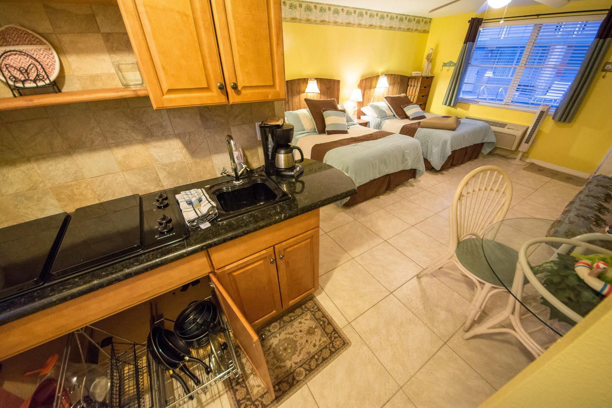 Camelot Beach Suites Clearwater Beach Exterior photo