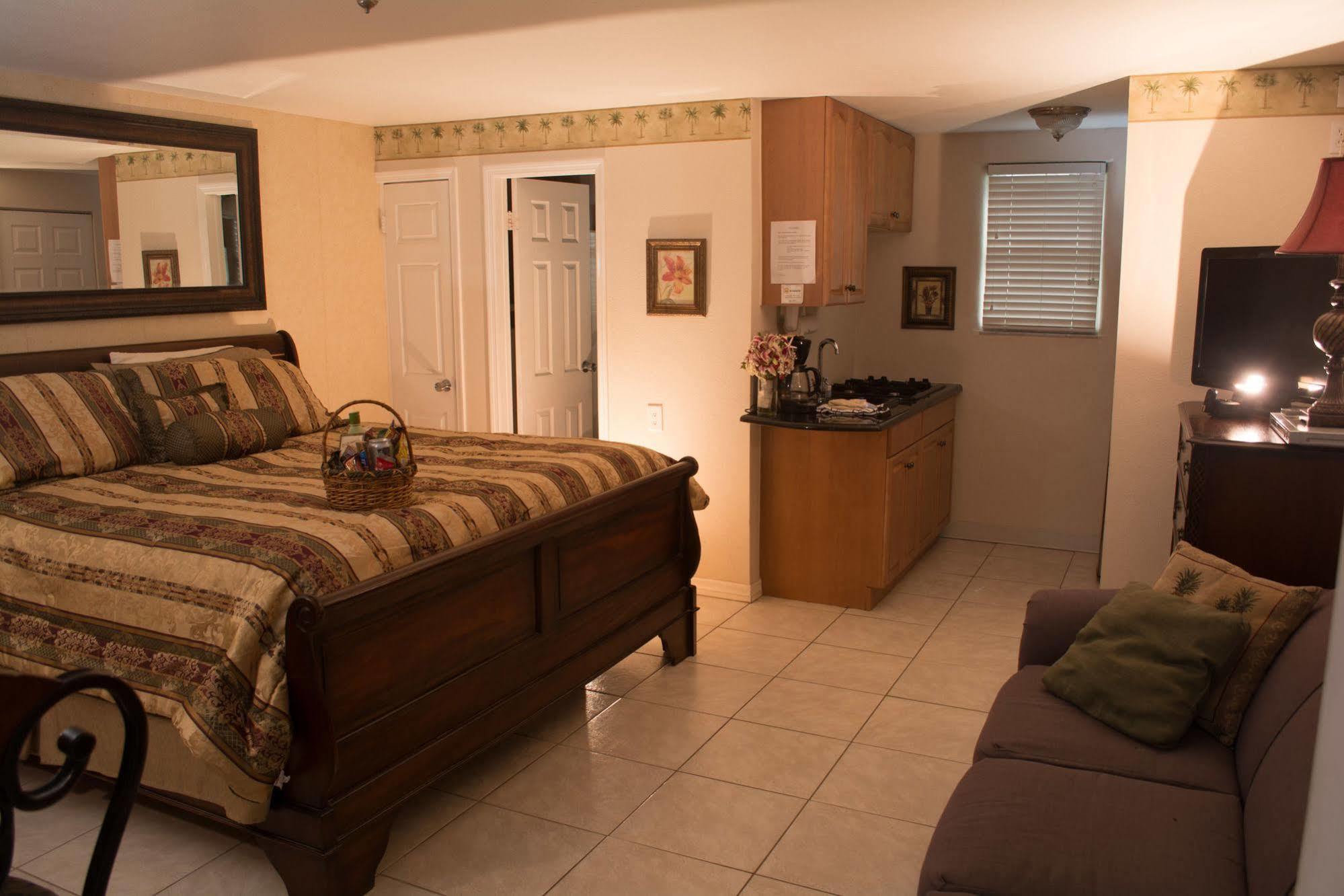 Camelot Beach Suites Clearwater Beach Exterior photo