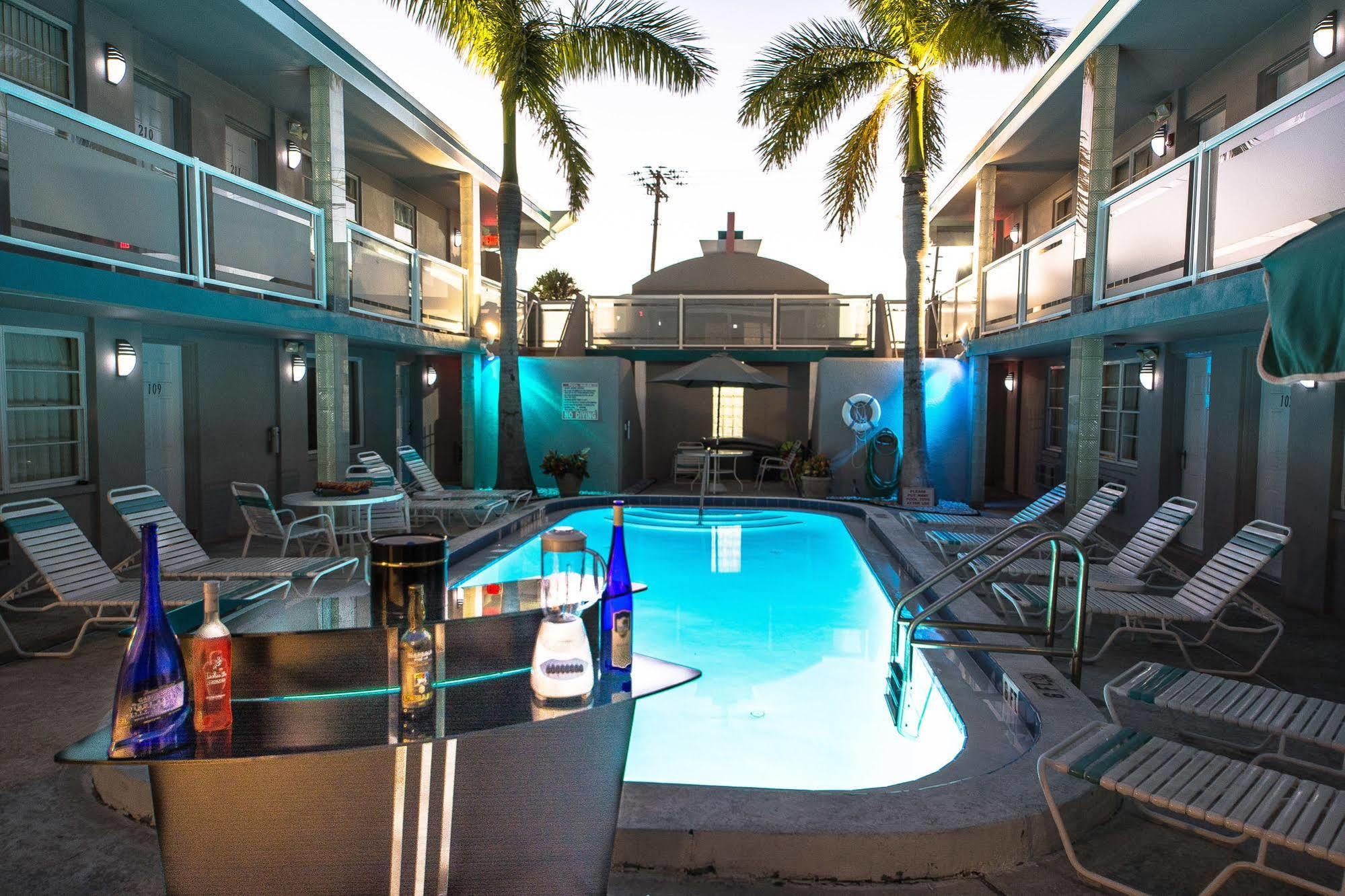 Camelot Beach Suites Clearwater Beach Exterior photo