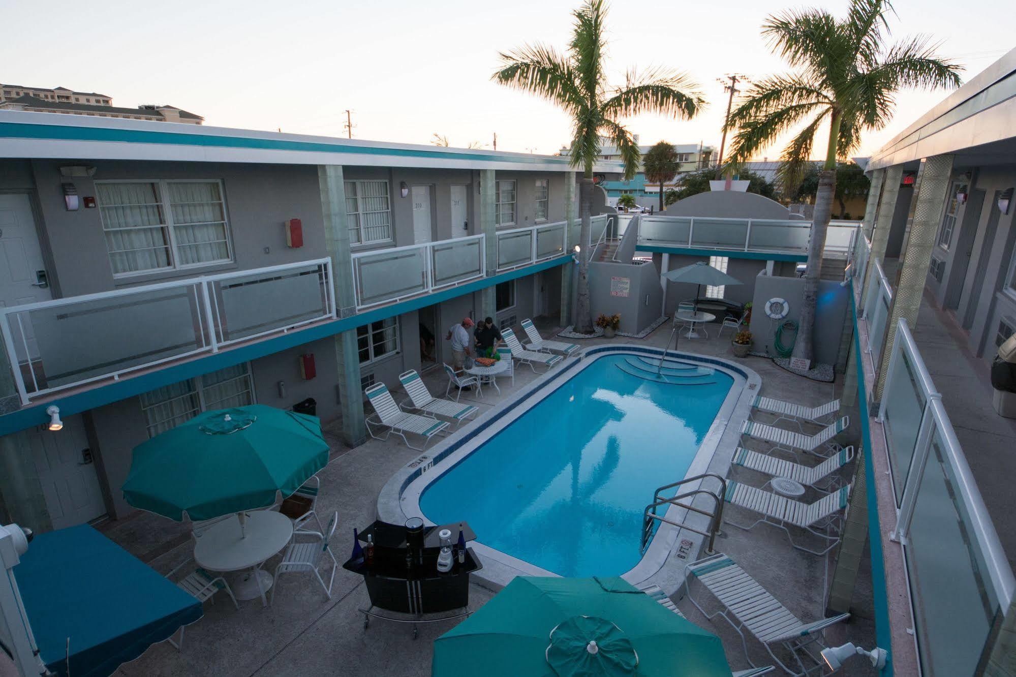 Camelot Beach Suites Clearwater Beach Exterior photo